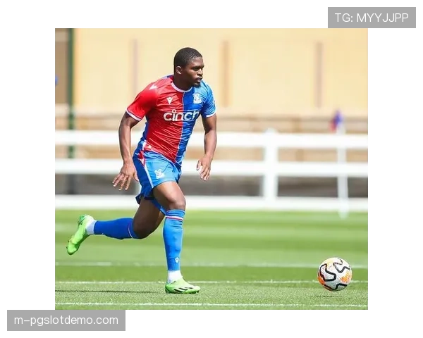 温情时刻：对手球员共同搀扶受伤下场的杜库雷