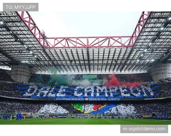 意甲赛场花絮：梅阿查南看台巨型TIFO致敬即将退役的国米中场巴雷拉